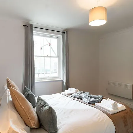 Lovely 1 Bed Harbour-side - Sea Views